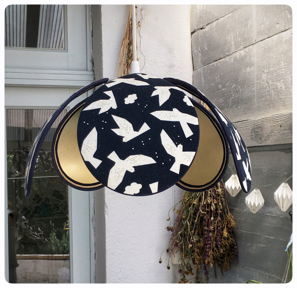 Un abat-jour bleu avec des oiseaux