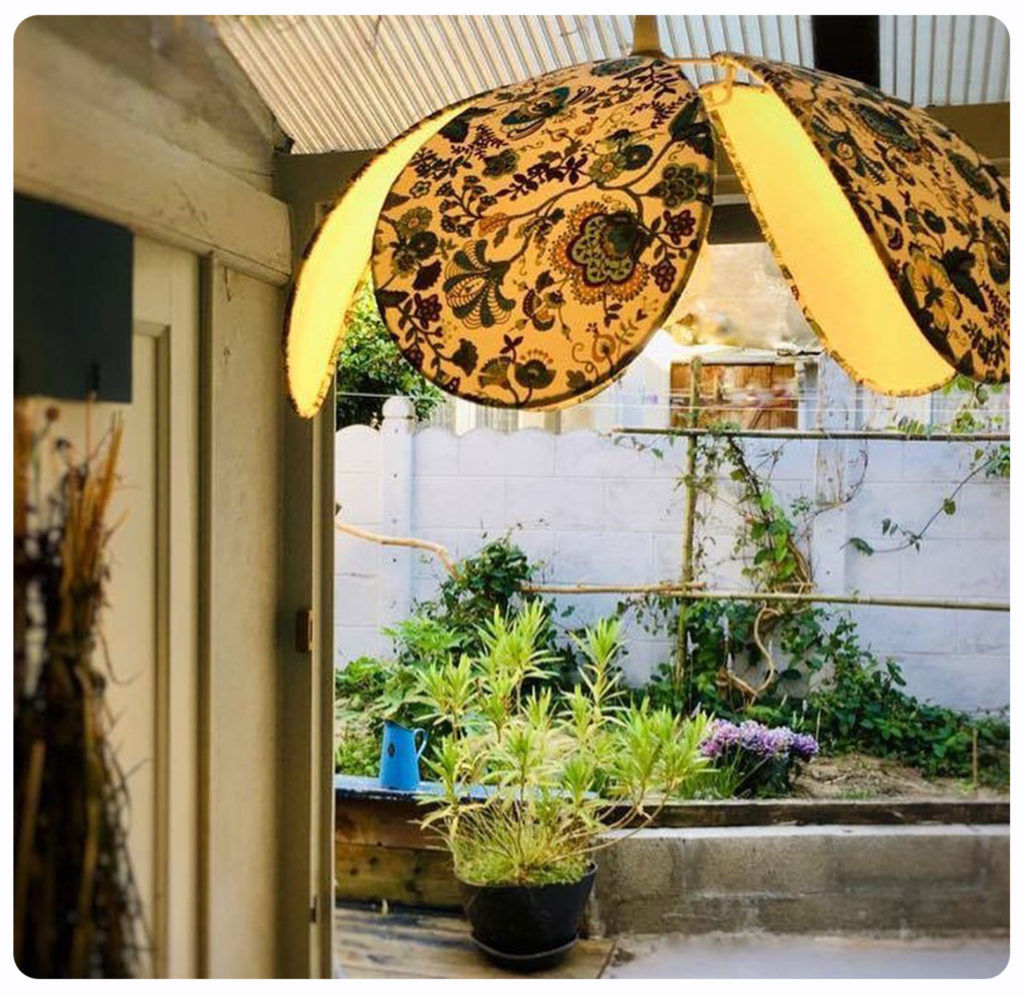 Un abat-jour allumé