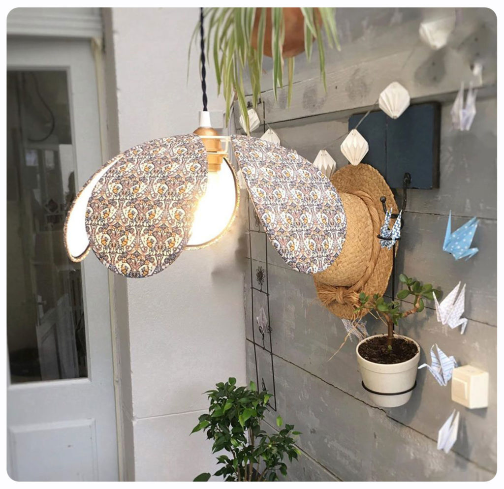 un abat-jour allumé